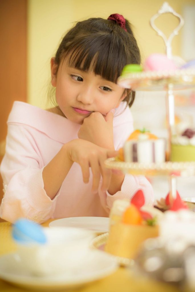 Yune choosing a cake (photoshoot)